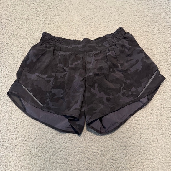 Lululemon Hotty Hot Short II 4" Incognito Camo Green Black Women’s Size 8 Shorts - Picture 1 of 12